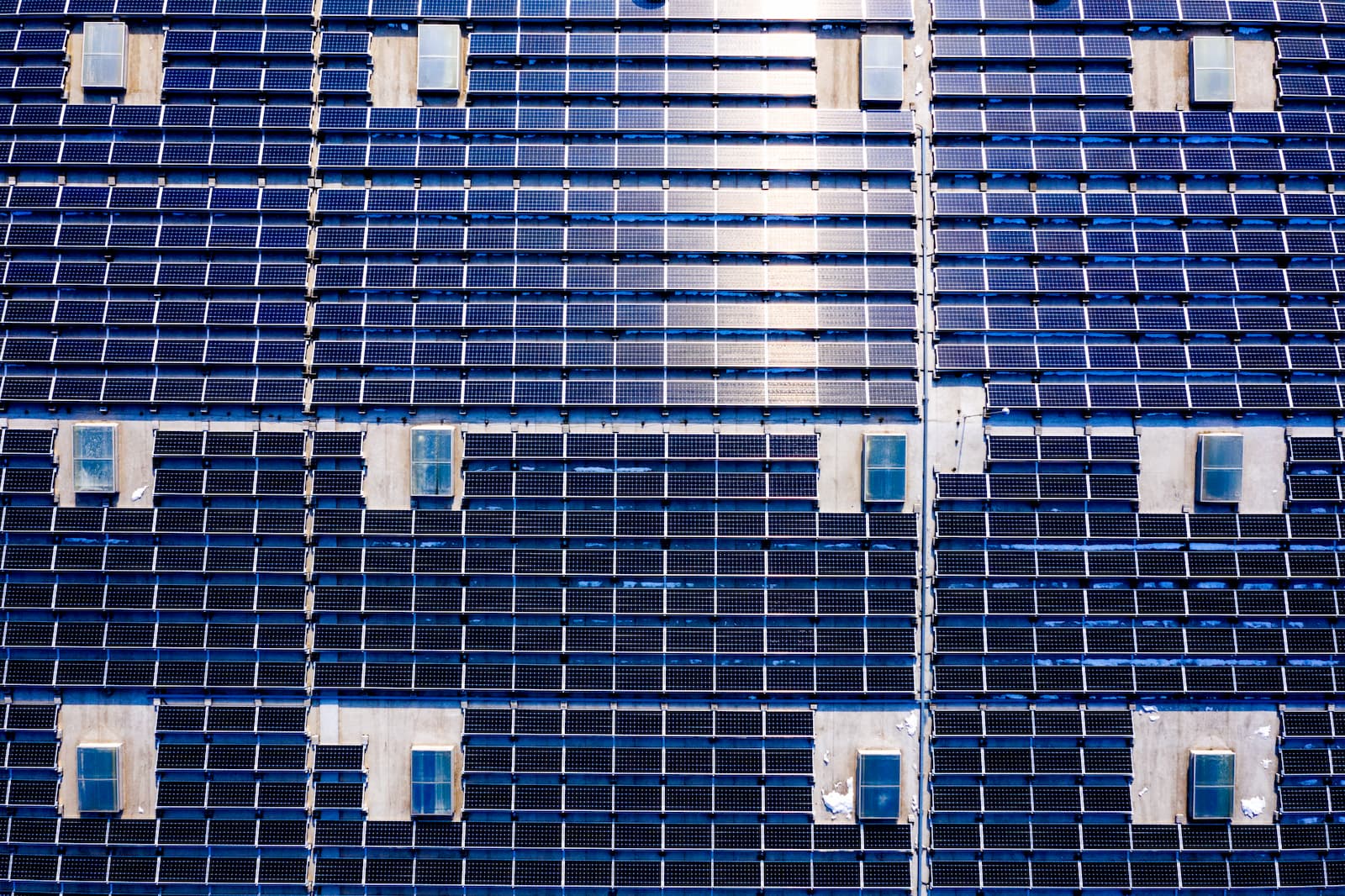 UAB Retal Lithuania saulės elektrinės ant stogo