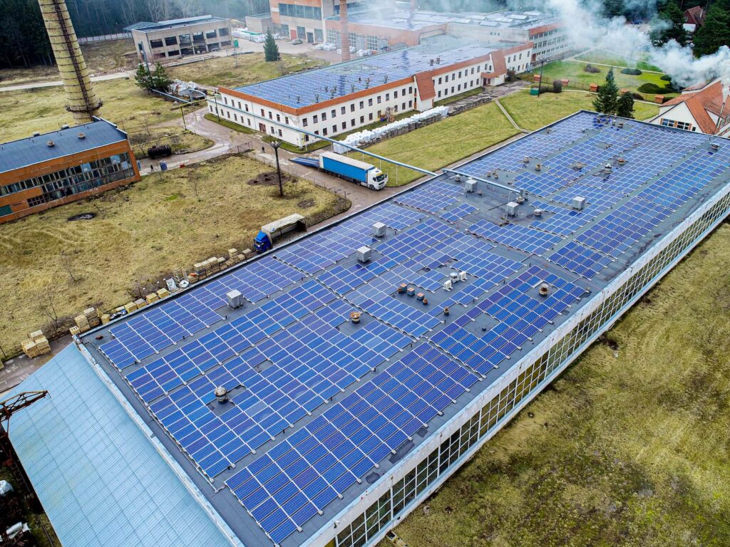 UAB Polivektris saulės moduliai sumontuoti ant stogo