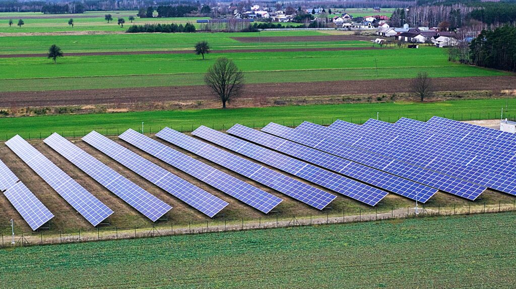 Nuna saulės elektrinės Lenkijos laukuose