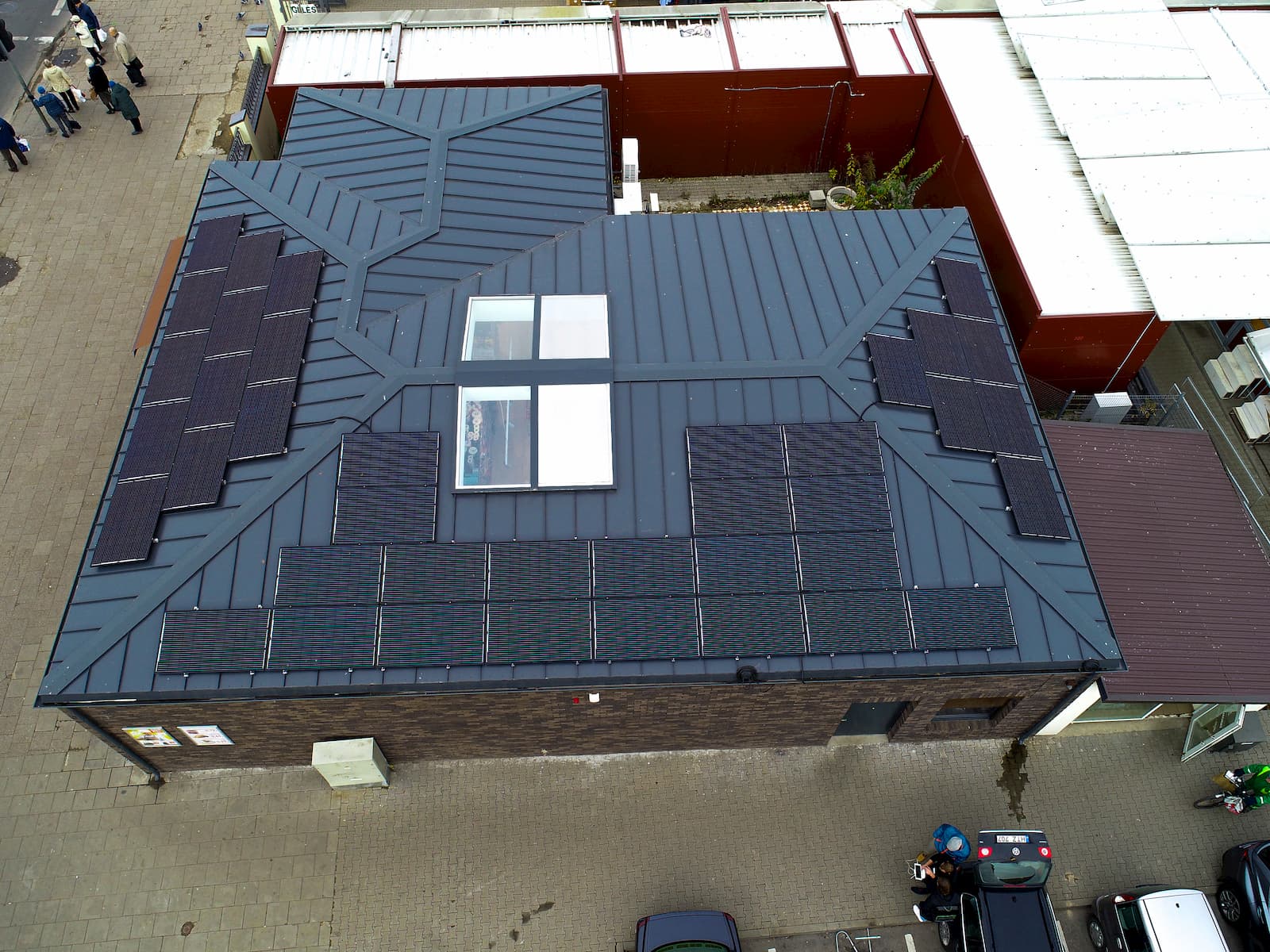 Bisol saulės modulių elektrinės ant parduotuvės stogo