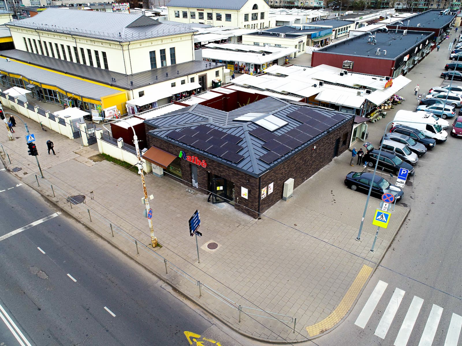 Aibė parduotuvės saulės elektrinės ant stogo