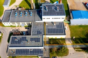 saulės elektrinės su aerocompact montavimo sistemomis