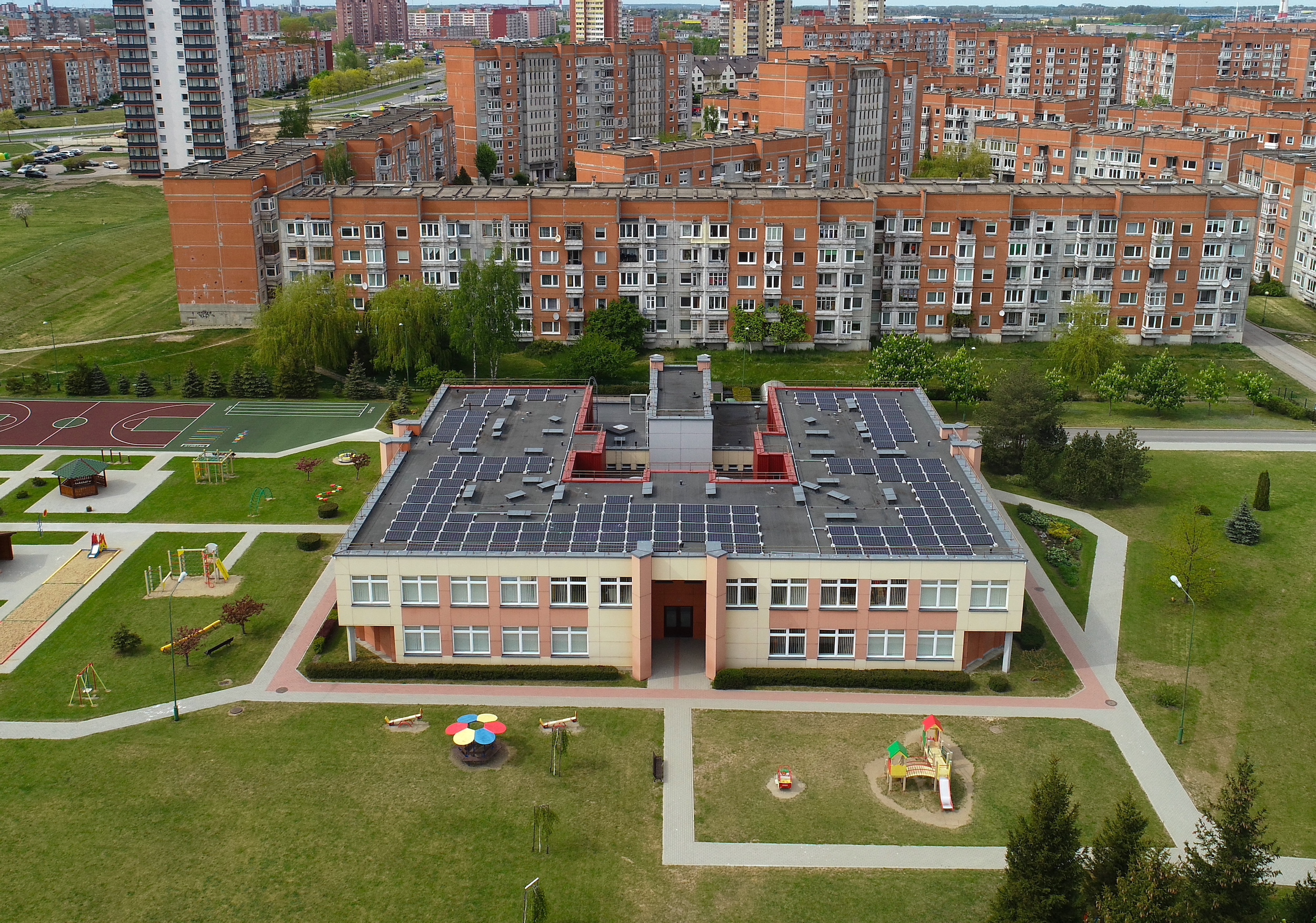 Sumontuoti saulės moduliai ant Klaipėdos Ąžuoliuko darželio stogo