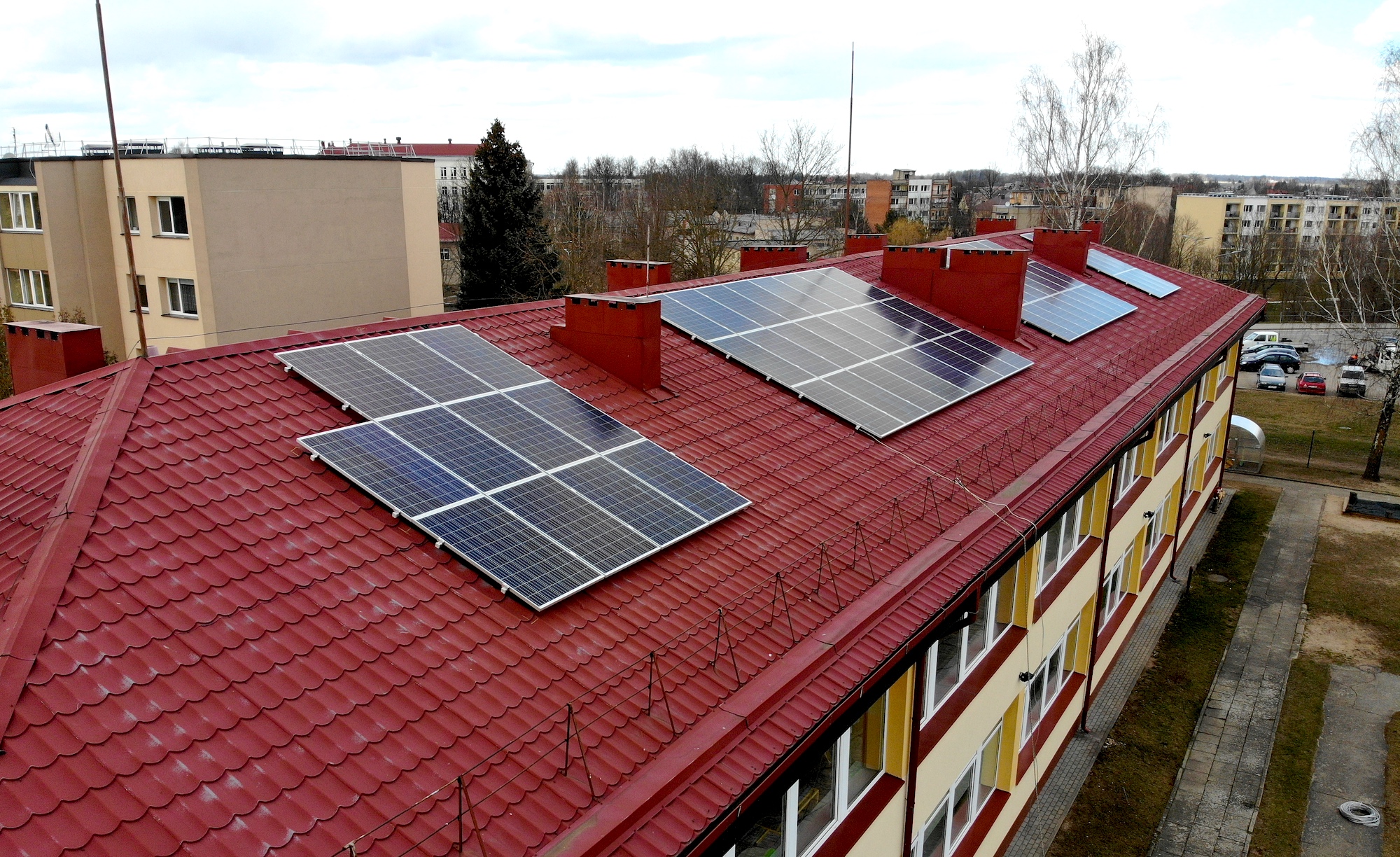 saulės moduliai įmontuoti ant kupiškio saulutės daželio stogo