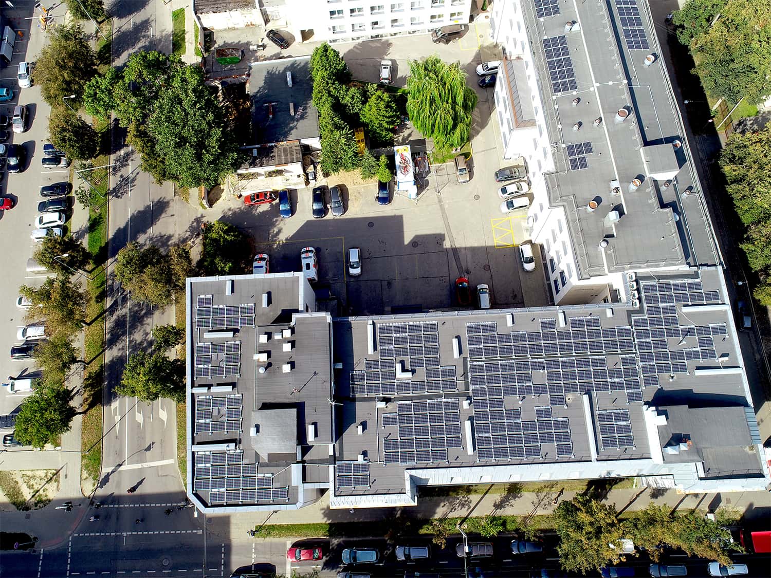 Mykolo Marcinkevičiaus ligoninės stogas su saulės elektrinėmis