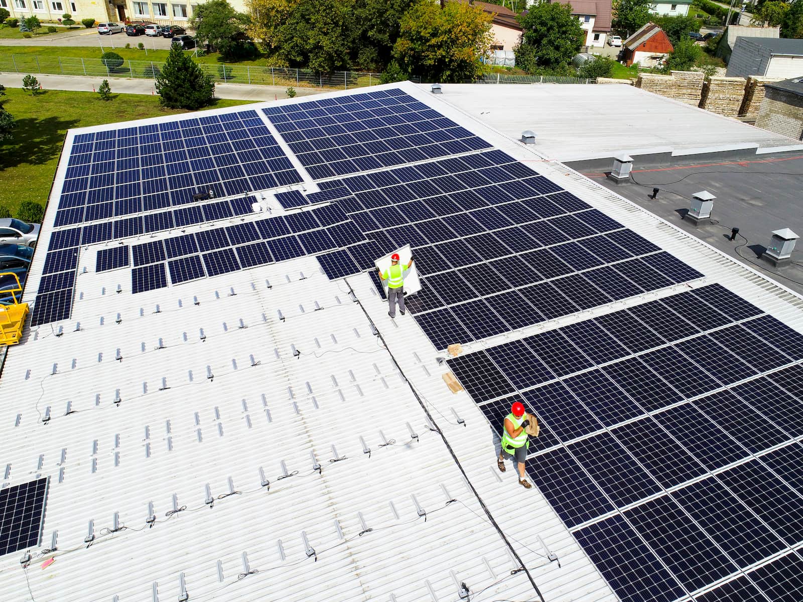 Darbuotojai montuoja saulės elektrinės iš Eternia solar