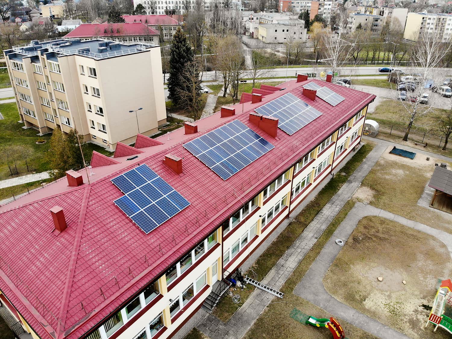 Bisol saulės moduliai naudojami ant darželio stogo