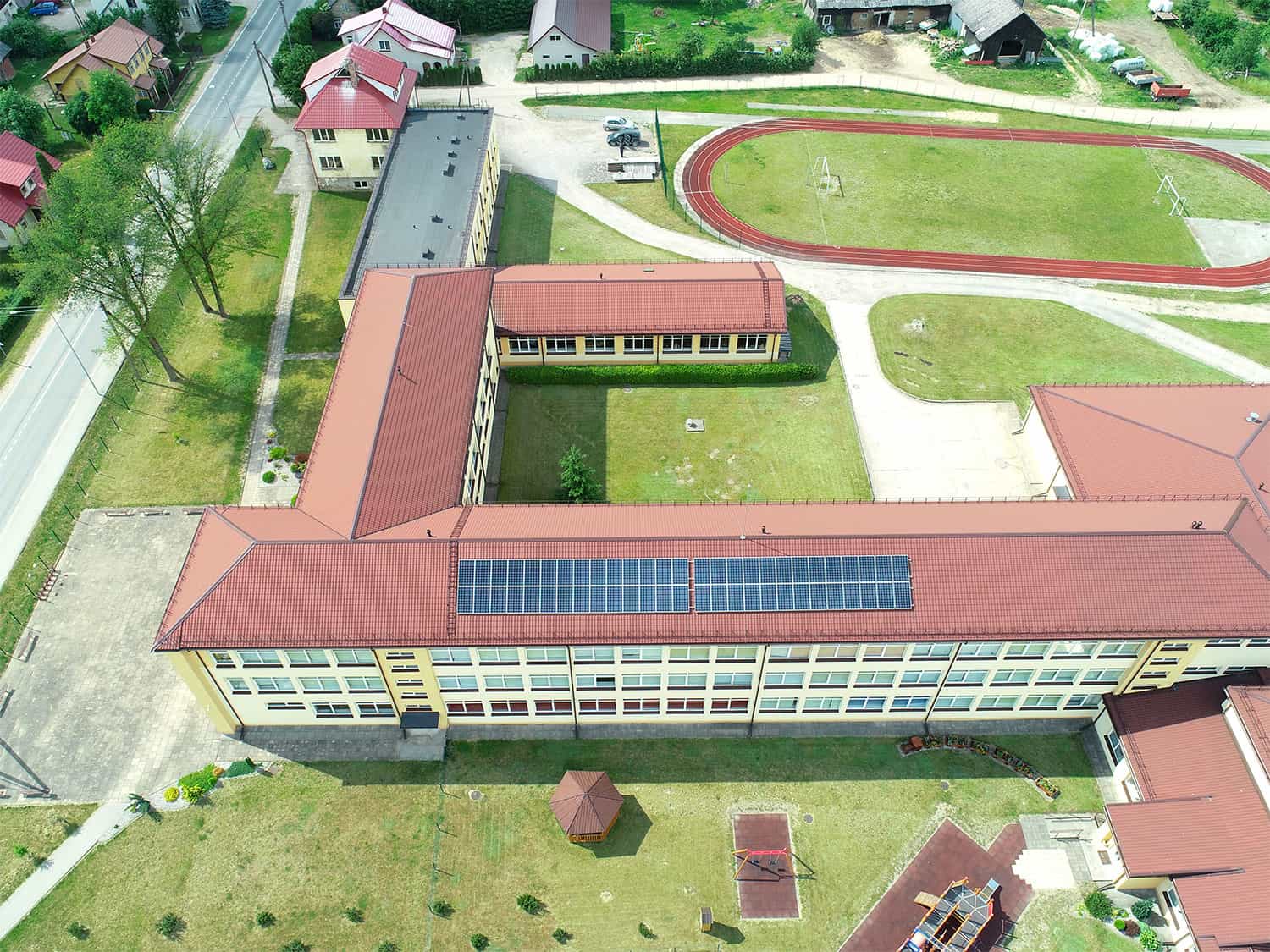 16.7kW galios saulės elektrinių projektas ant gimnazijos stogo
