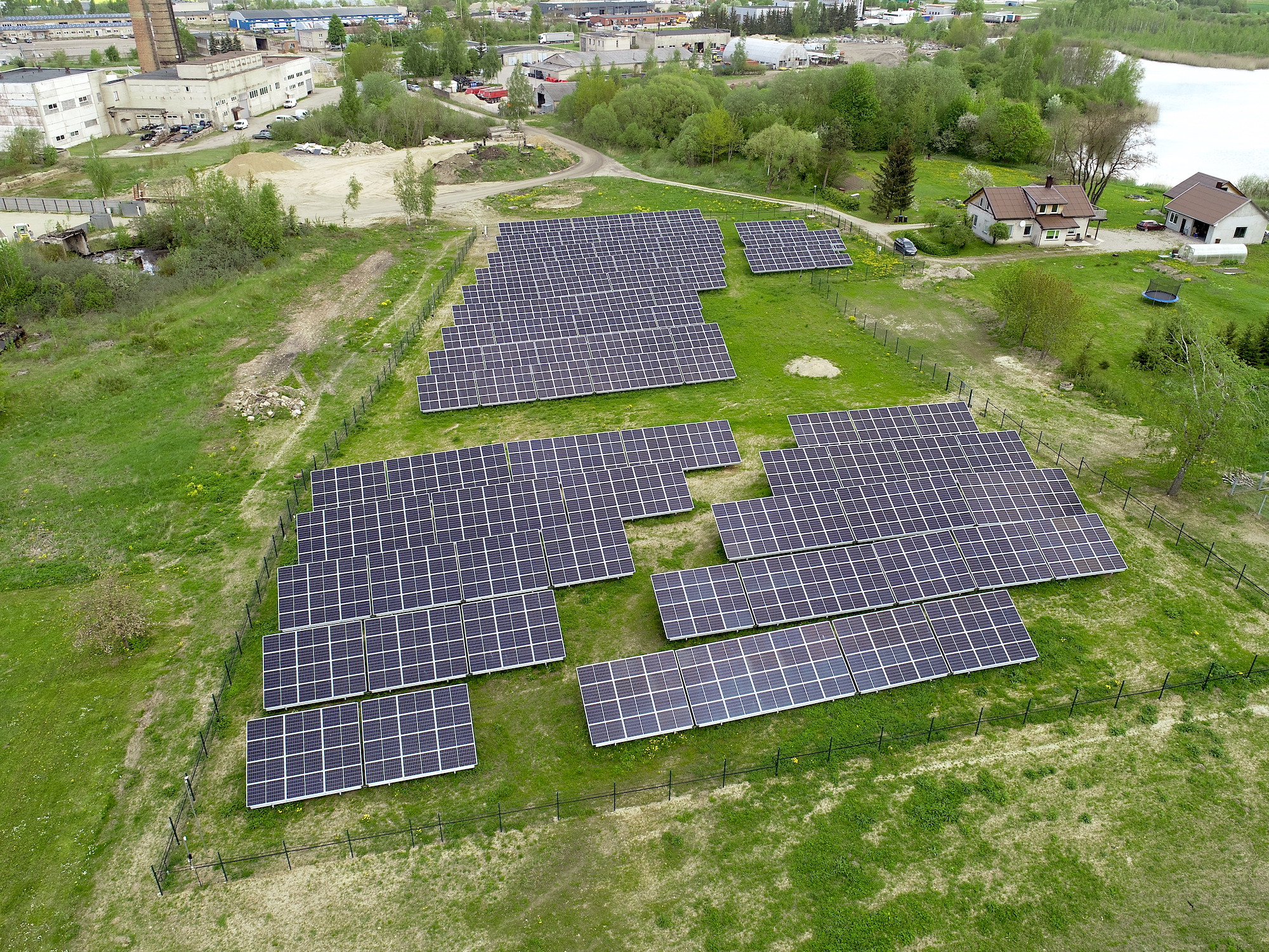 Sumontuota saulės elektrinė šalia įmonės