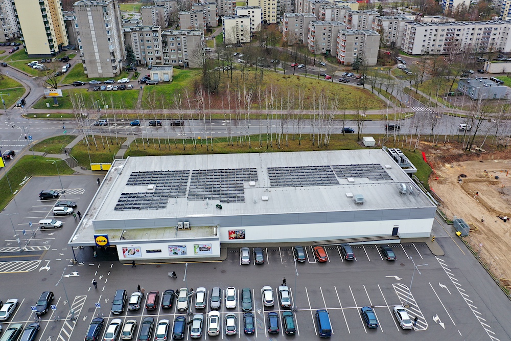 Įrengta saulės elektrinė ant Lidl tinklo parduotuvės Elektrėnuose