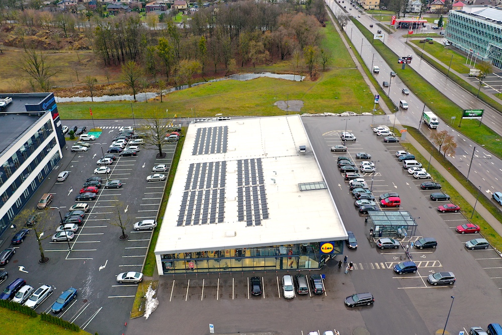 Saulės elektrinės įrengtos ant Lidl Lietuva stogo