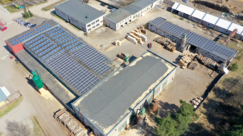 Saulės elektrinės ant įmonių stogų